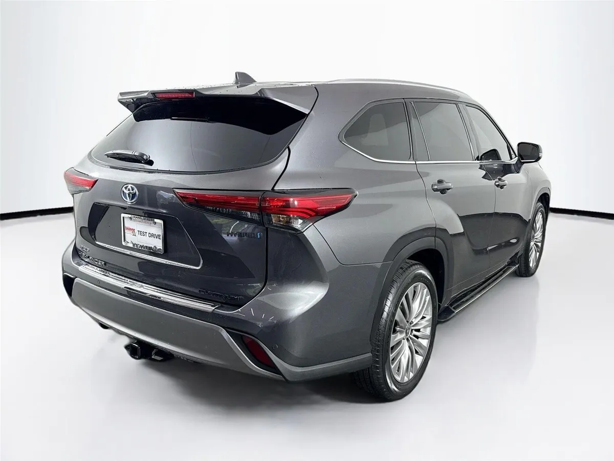 2022 Toyota Highlander Hybrid Platinum thumbnail 2
