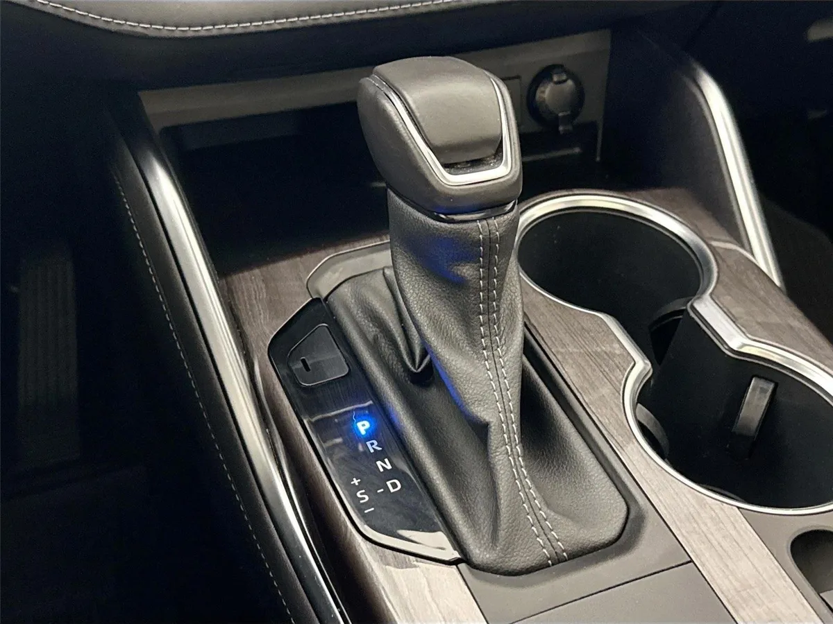 2022 Toyota Highlander Hybrid Platinum thumbnail 28