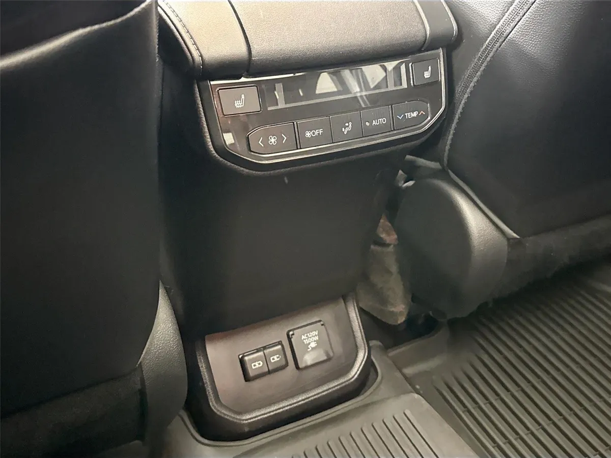 2022 Toyota Highlander Hybrid Platinum thumbnail 38