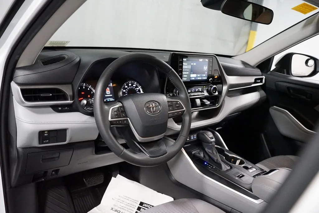 2022 Toyota Highlander LE thumbnail 11