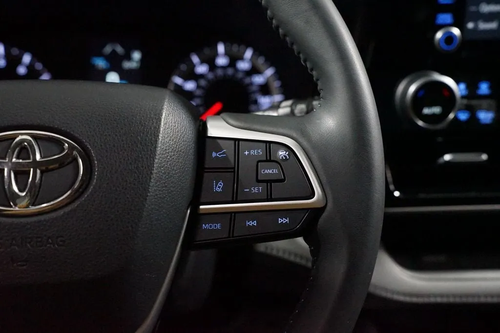 2022 Toyota Highlander LE thumbnail 13
