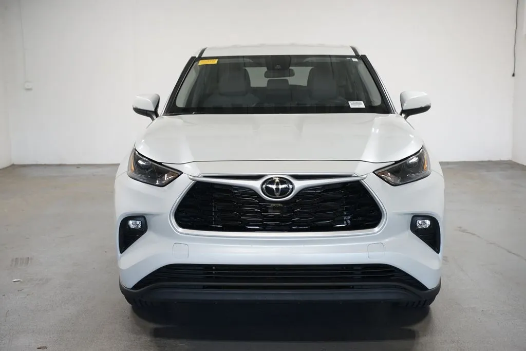 2022 Toyota Highlander LE thumbnail 2