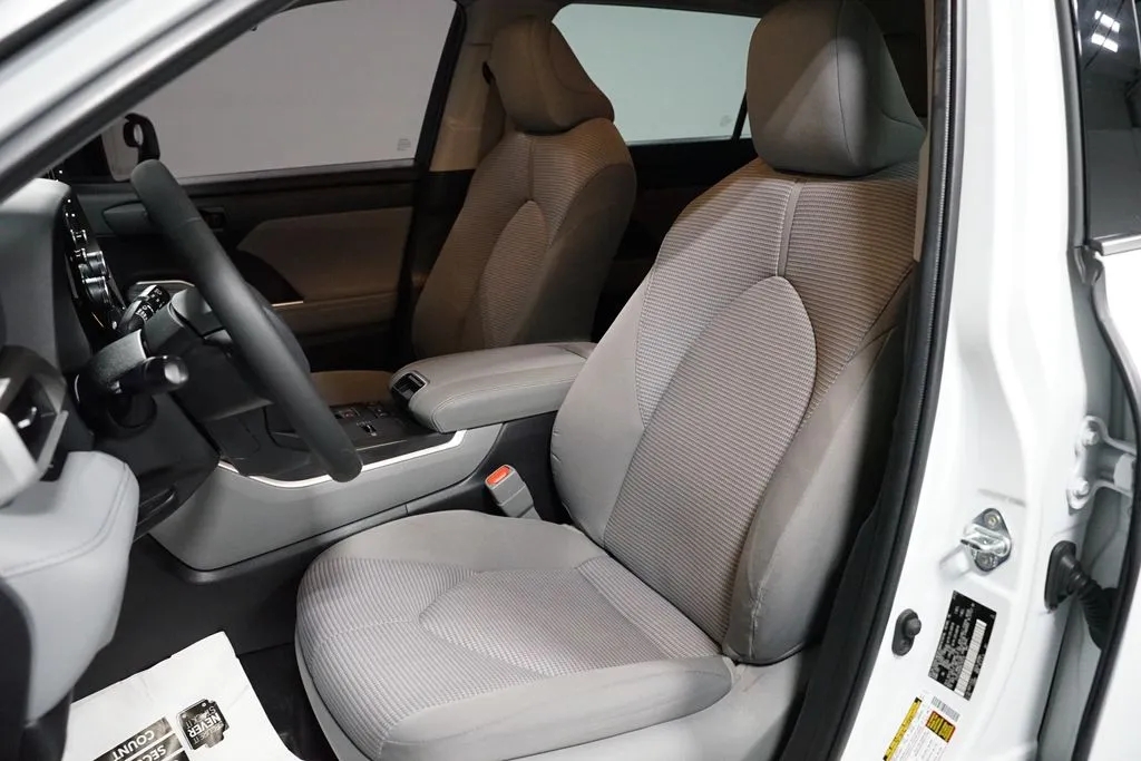 2022 Toyota Highlander LE thumbnail 26