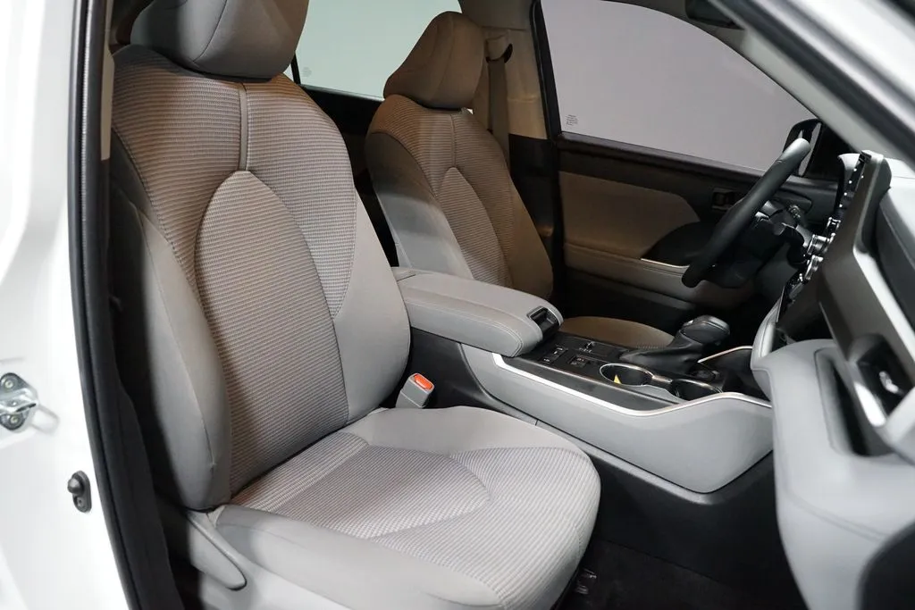2022 Toyota Highlander LE thumbnail 27