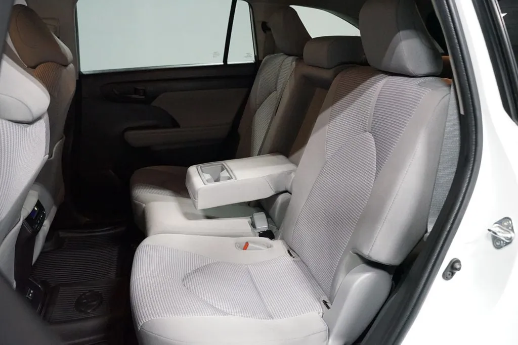 2022 Toyota Highlander LE thumbnail 28