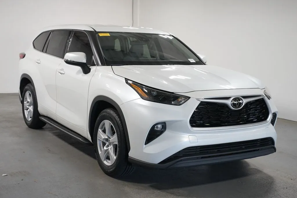 2022 Toyota Highlander LE thumbnail 3