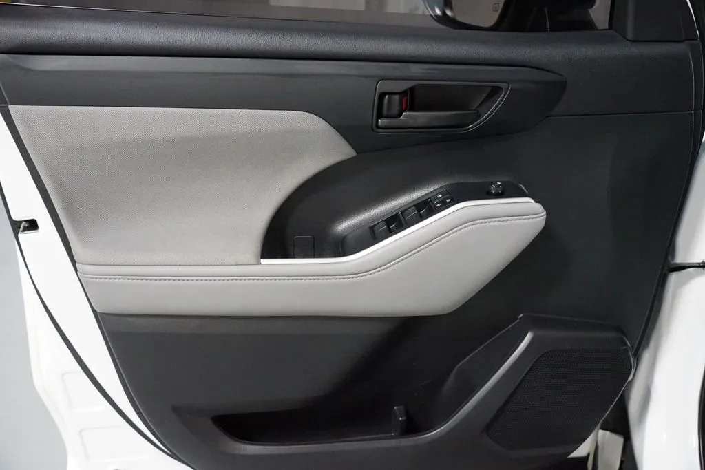 2022 Toyota Highlander LE thumbnail 30