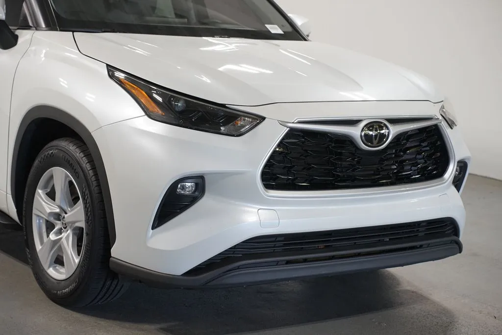 2022 Toyota Highlander LE thumbnail 4