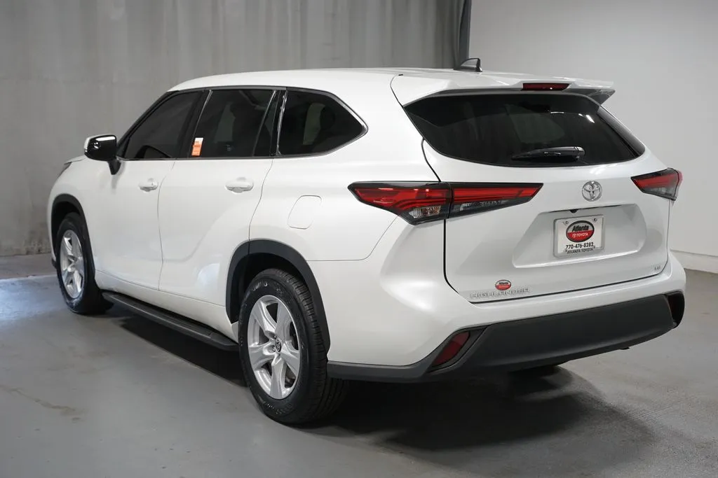 2022 Toyota Highlander LE thumbnail 6