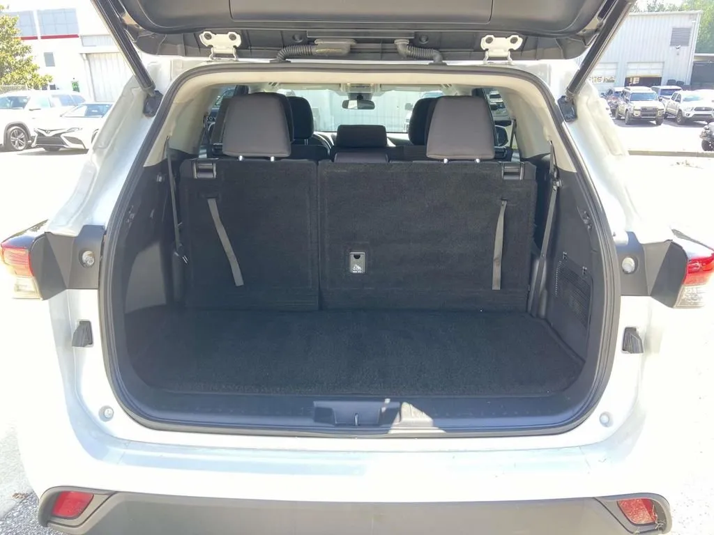 2022 Toyota Highlander LE thumbnail 10