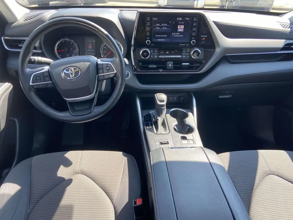 2022 Toyota Highlander LE thumbnail 12