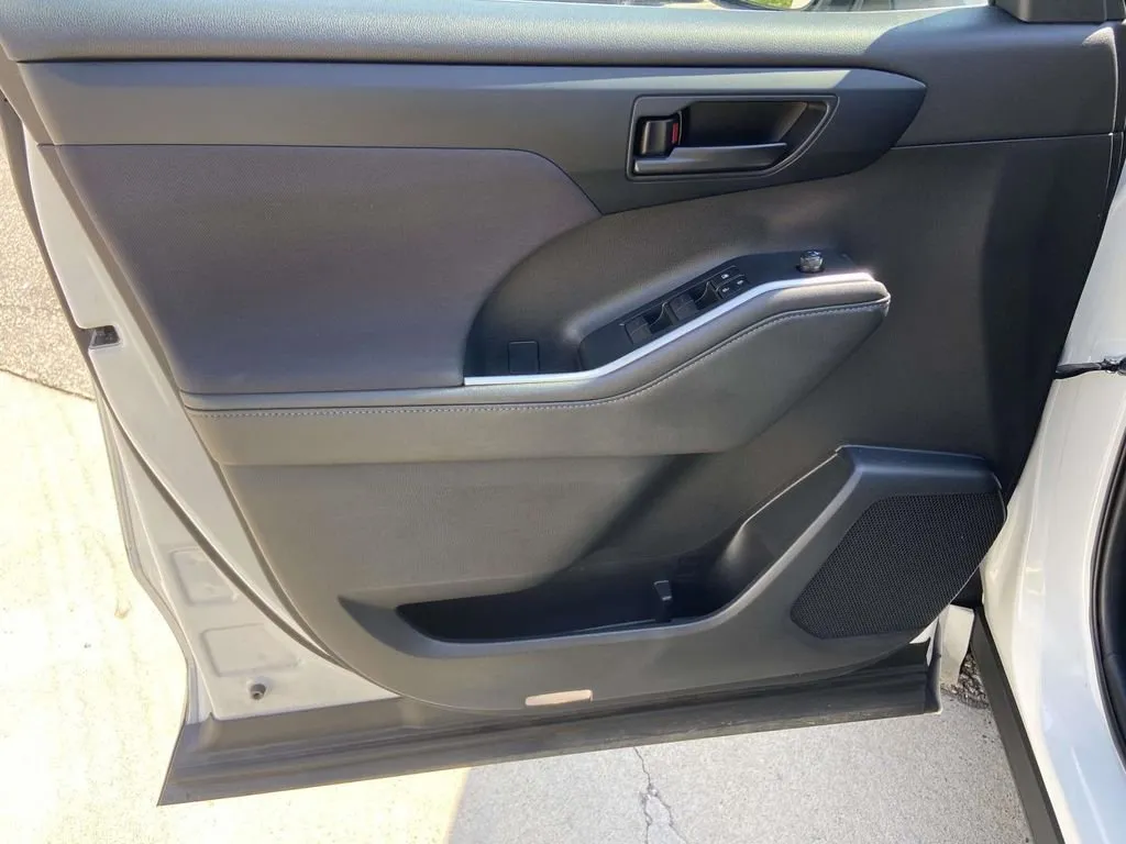 2022 Toyota Highlander LE thumbnail 14