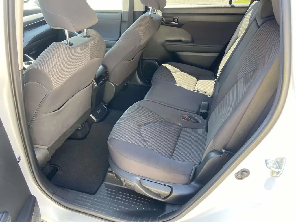 2022 Toyota Highlander LE thumbnail 18