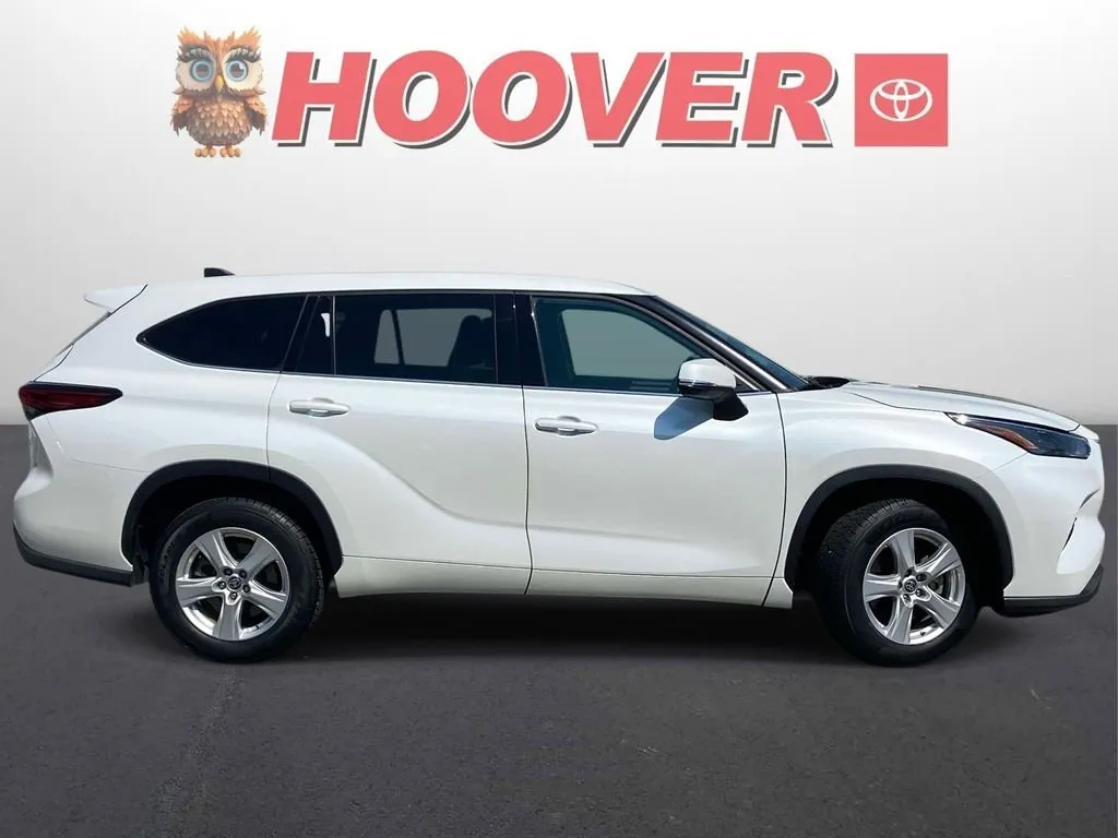 2022 Toyota Highlander LE thumbnail 2