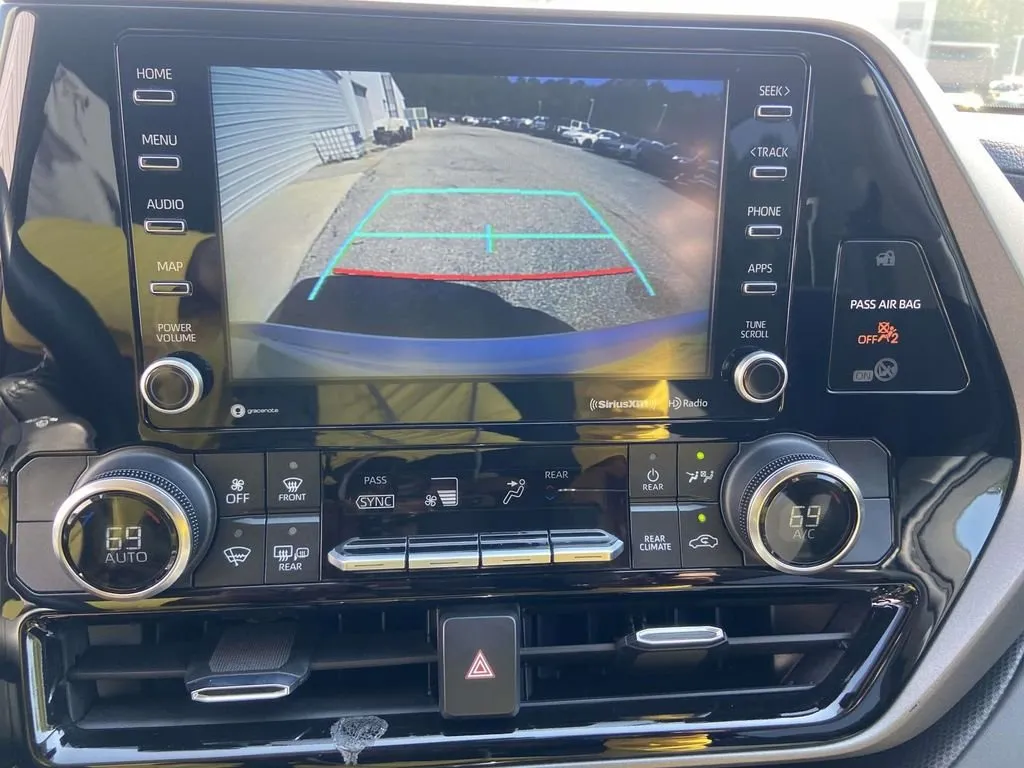 2022 Toyota Highlander LE thumbnail 24