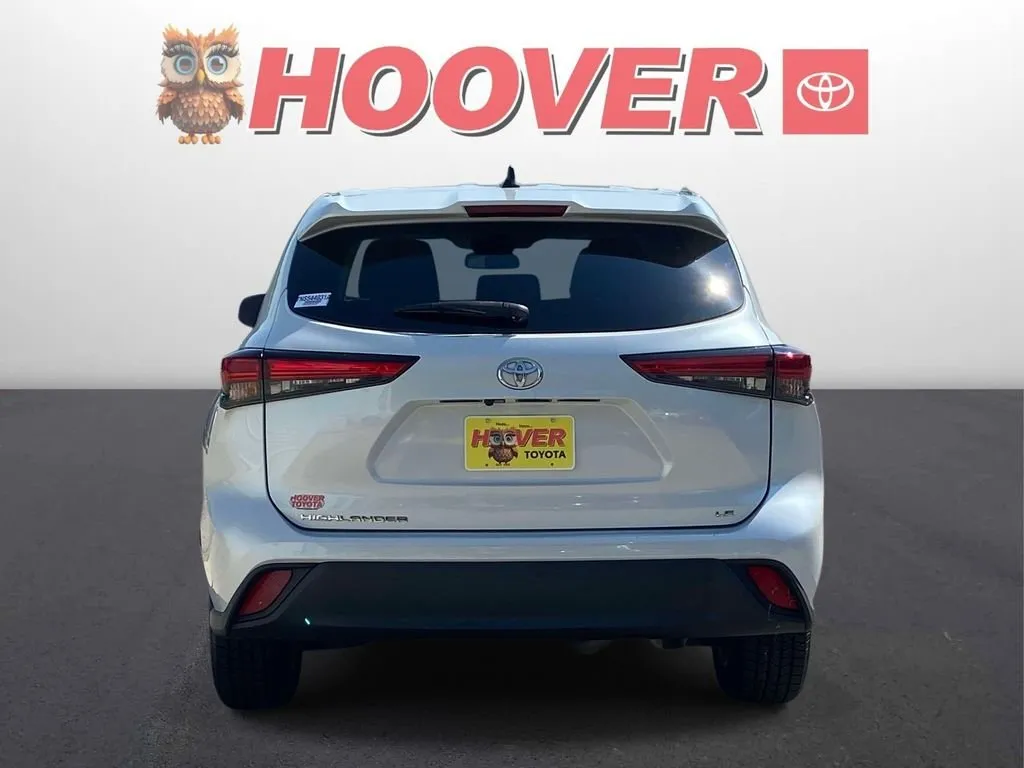 2022 Toyota Highlander LE thumbnail 3