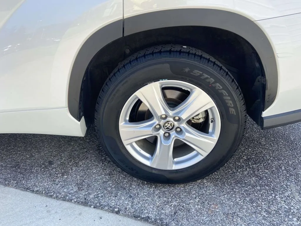 2022 Toyota Highlander LE thumbnail 9