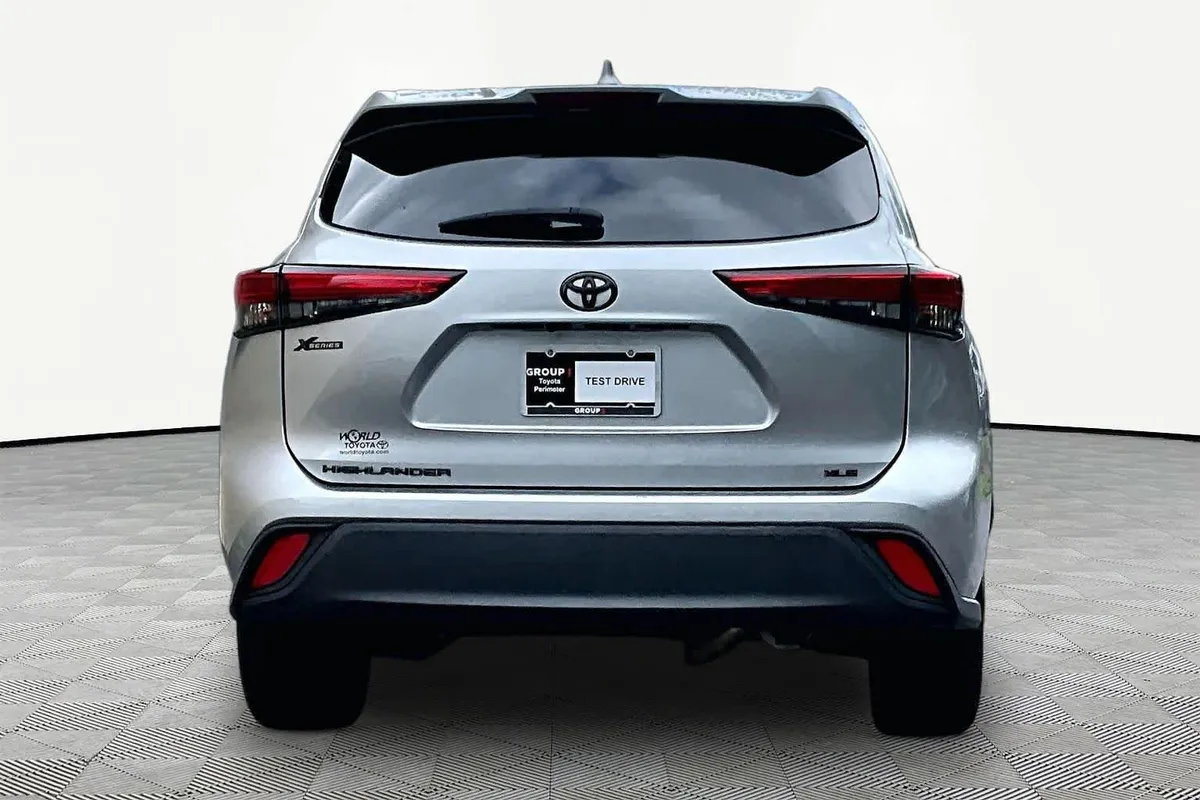 2022 Toyota Highlander XLE thumbnail 5