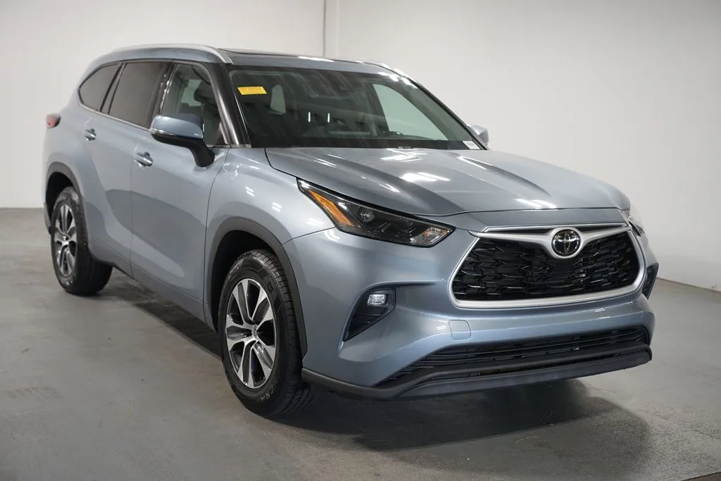 2022 Toyota Highlander XLE thumbnail 3
