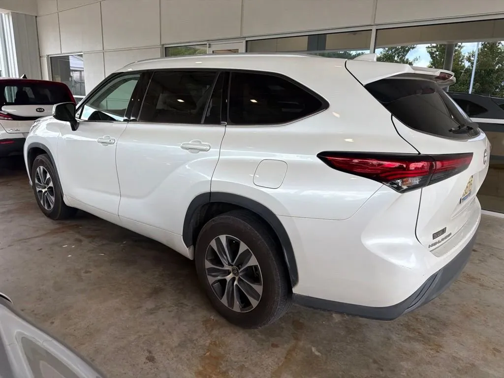 2022 Toyota Highlander XLE thumbnail 2