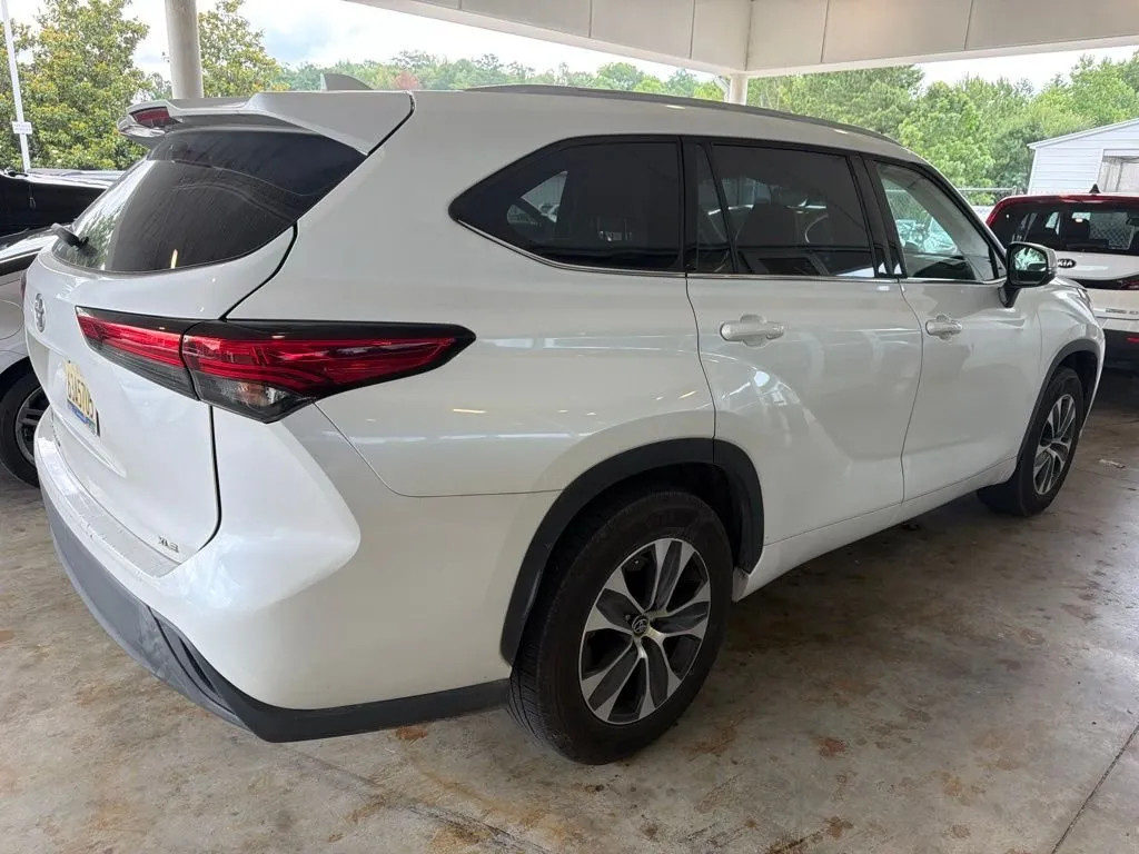 2022 Toyota Highlander XLE thumbnail 3