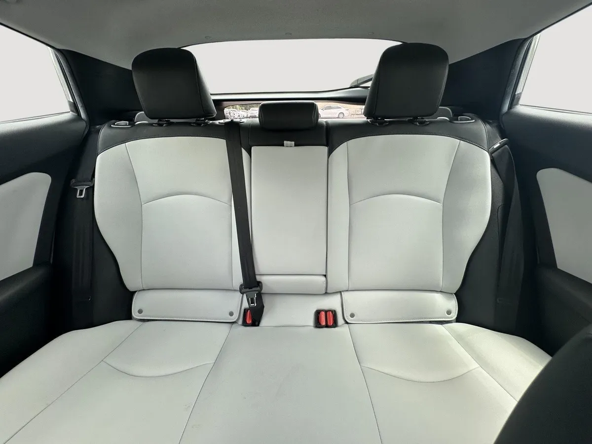 2022 Toyota Prius Limited thumbnail 12