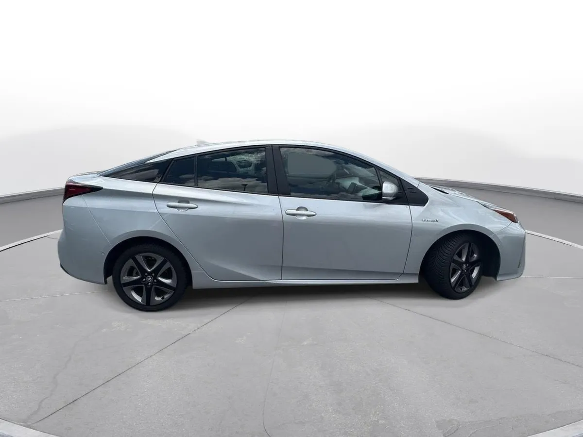 2022 Toyota Prius Limited thumbnail 5