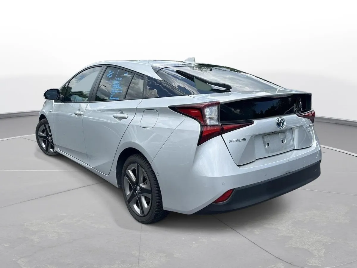 2022 Toyota Prius Limited thumbnail 8