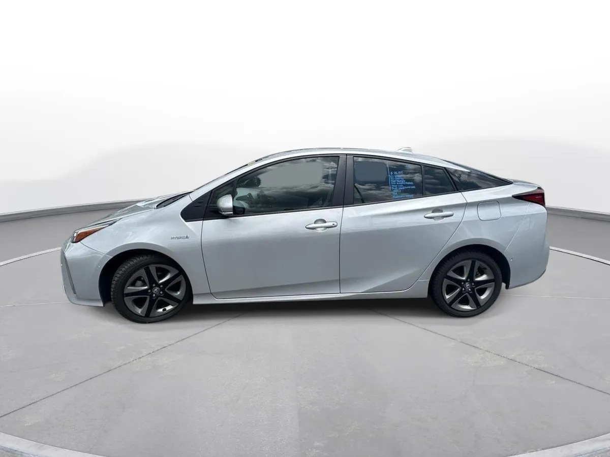 2022 Toyota Prius Limited thumbnail 9