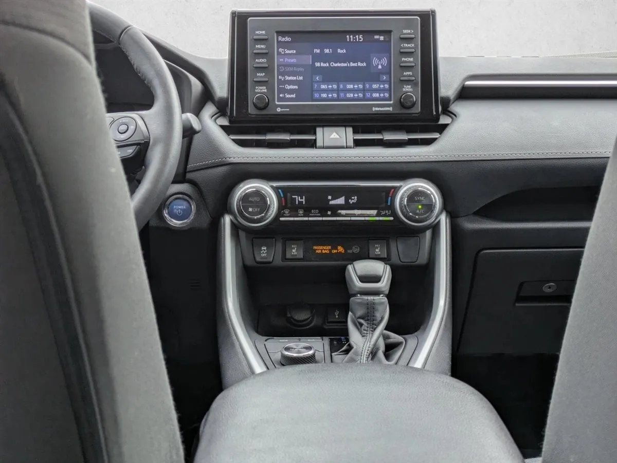 2022 Toyota RAV4 Hybrid XLE thumbnail 16