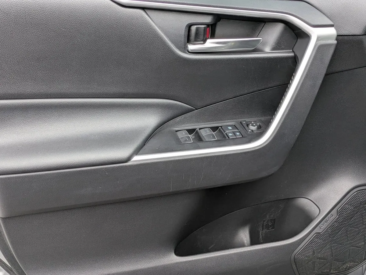 2022 Toyota RAV4 Hybrid XLE thumbnail 19