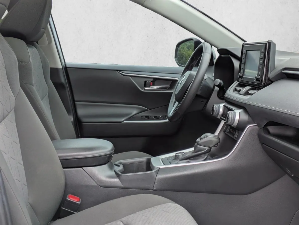 2022 Toyota RAV4 Hybrid XLE thumbnail 26
