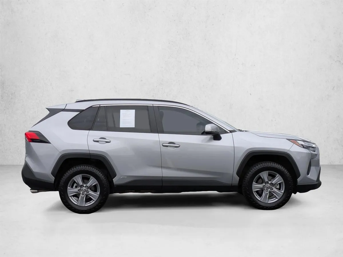 2022 Toyota RAV4 Hybrid XLE thumbnail 4