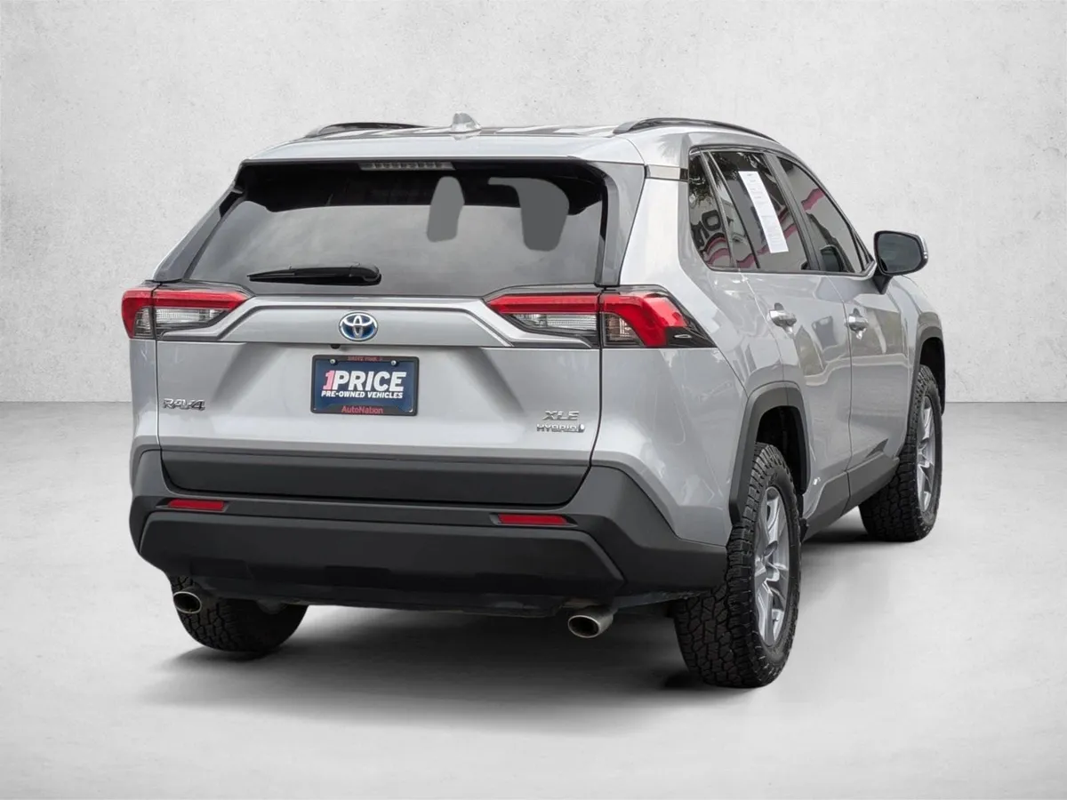 2022 Toyota RAV4 Hybrid XLE thumbnail 5