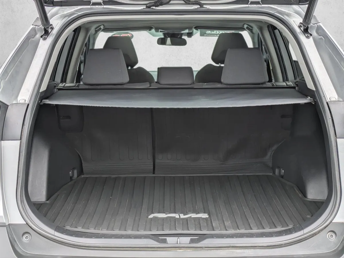 2022 Toyota RAV4 Hybrid XLE thumbnail 6