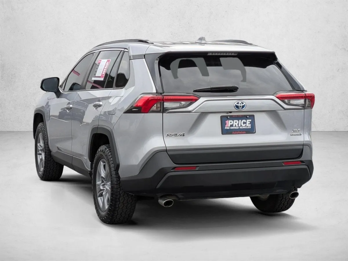 2022 Toyota RAV4 Hybrid XLE thumbnail 8