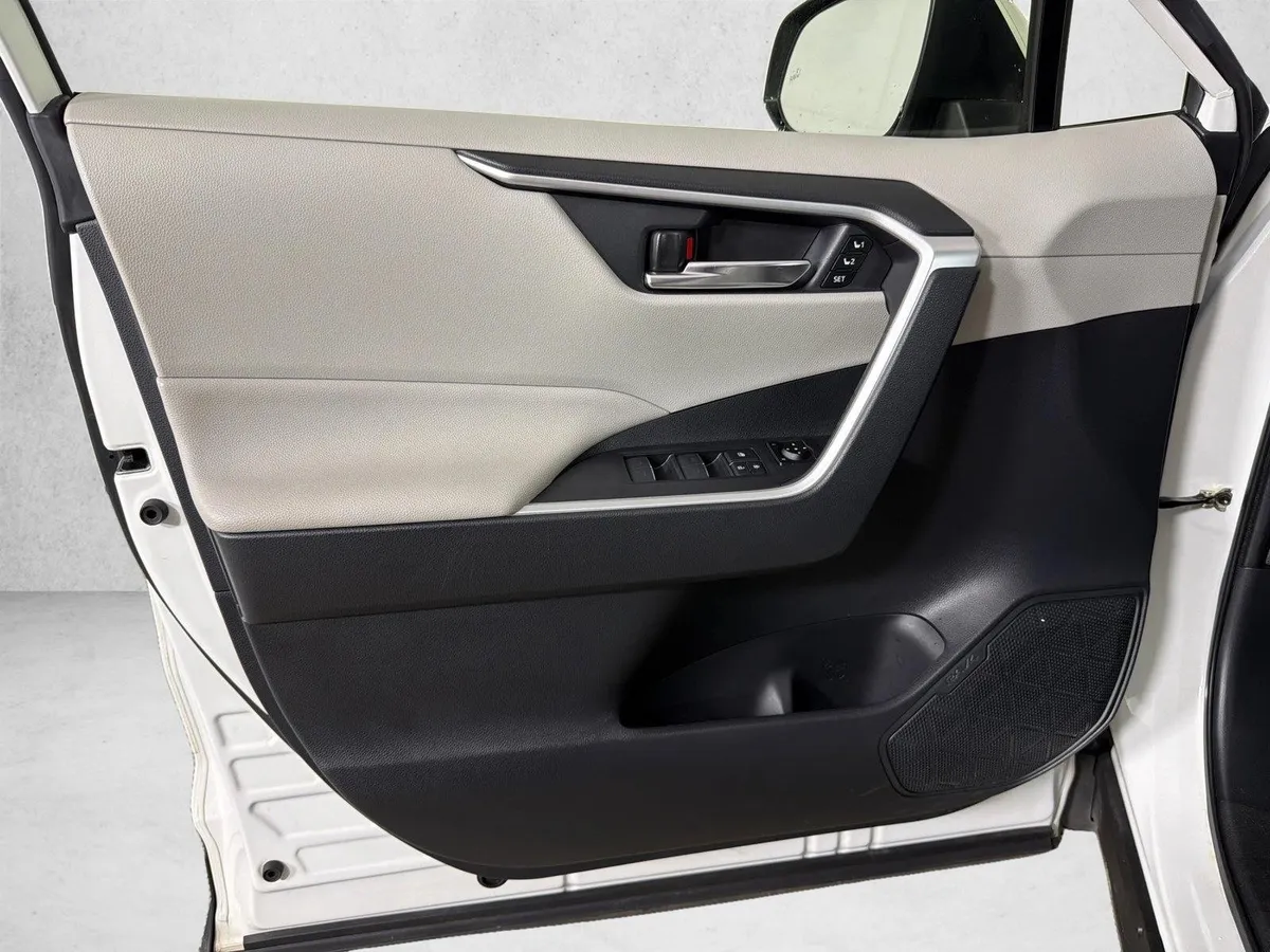 2022 Toyota RAV4 Hybrid XLE Premium thumbnail 11