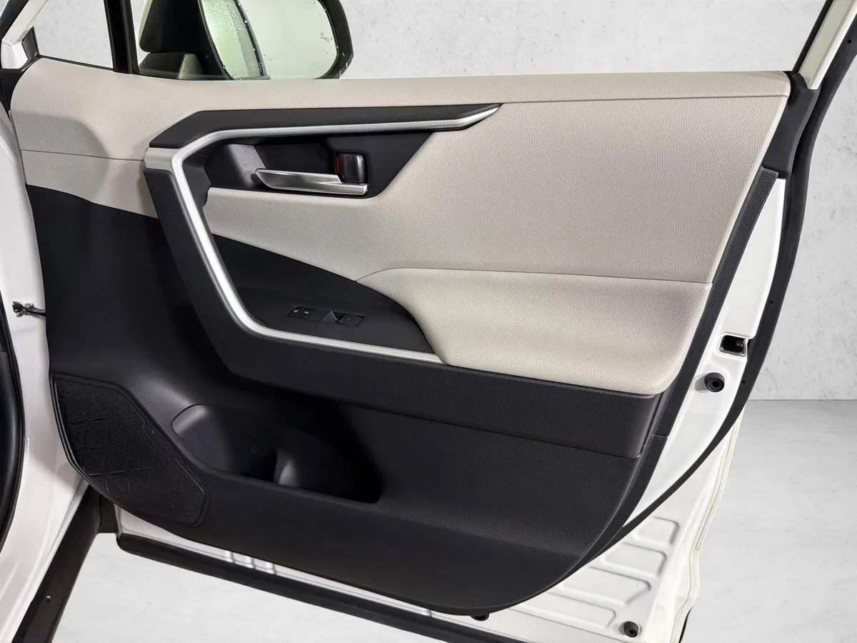 2022 Toyota RAV4 Hybrid XLE Premium thumbnail 15