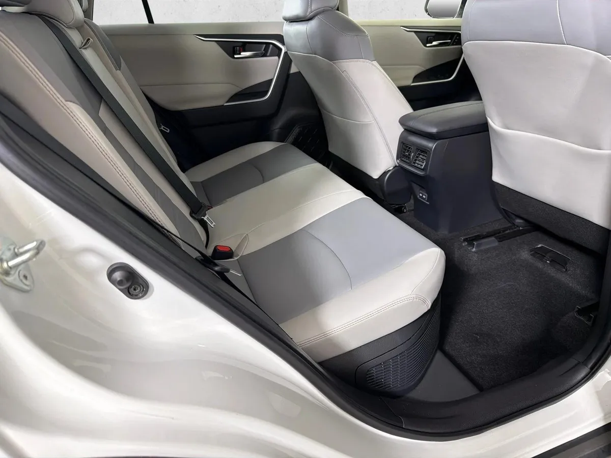 2022 Toyota RAV4 Hybrid XLE Premium thumbnail 16