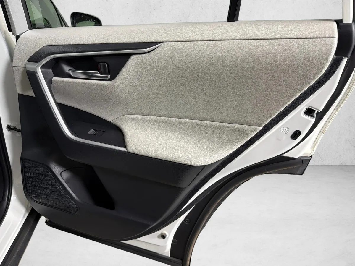 2022 Toyota RAV4 Hybrid XLE Premium thumbnail 17