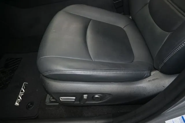 2022 Toyota RAV4 Hybrid XLE Premium thumbnail 13