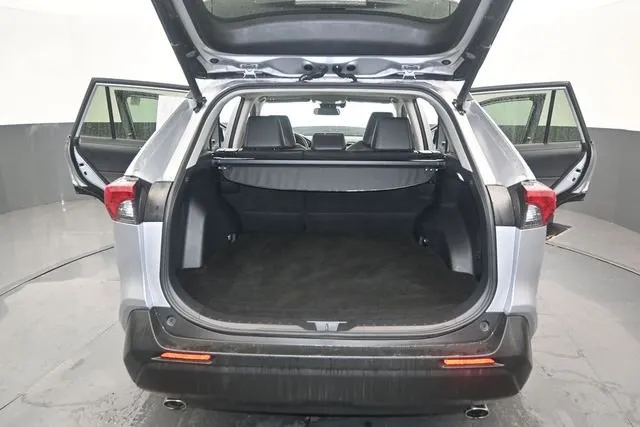 2022 Toyota RAV4 Hybrid XLE Premium thumbnail 16