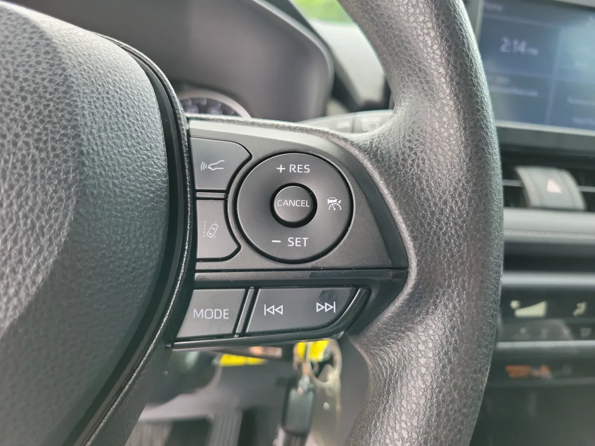 2022 Toyota RAV4 LE thumbnail 15