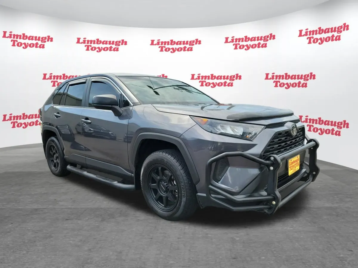 2022 Toyota RAV4 LE thumbnail 17