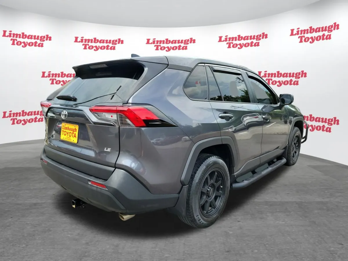 2022 Toyota RAV4 LE thumbnail 21
