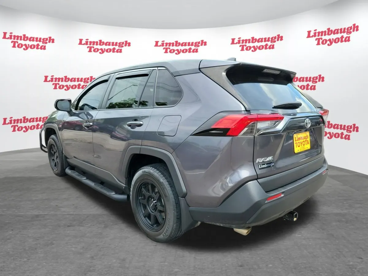 2022 Toyota RAV4 LE thumbnail 23