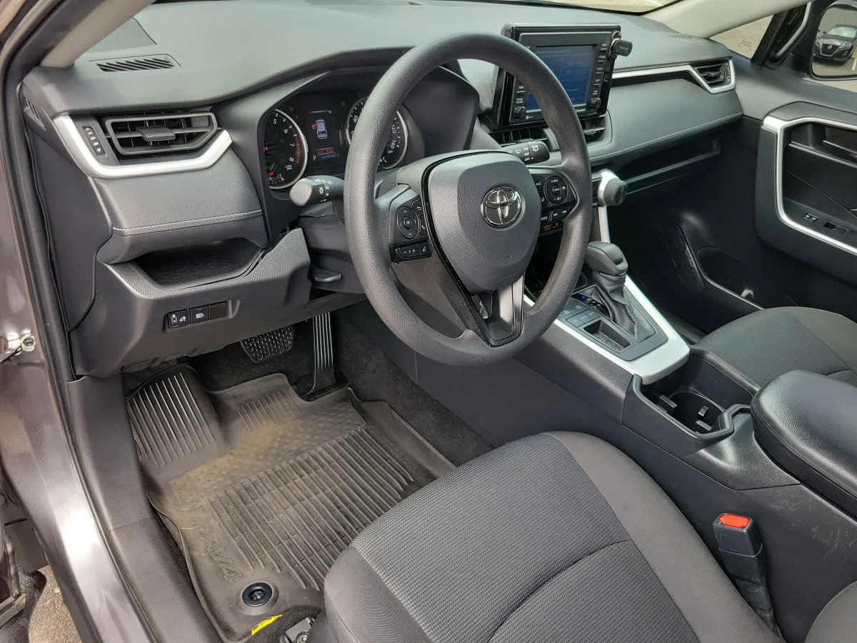 2022 Toyota RAV4 LE thumbnail 4