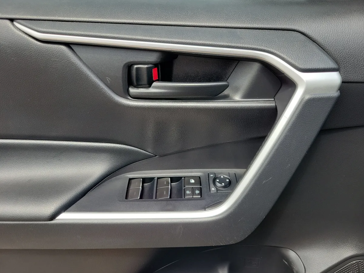 2022 Toyota RAV4 LE thumbnail 7