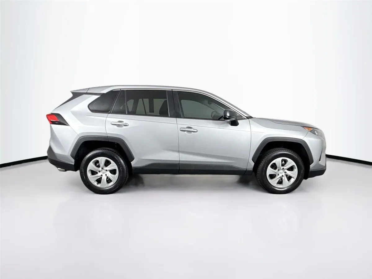 2022 Toyota RAV4 LE thumbnail 10