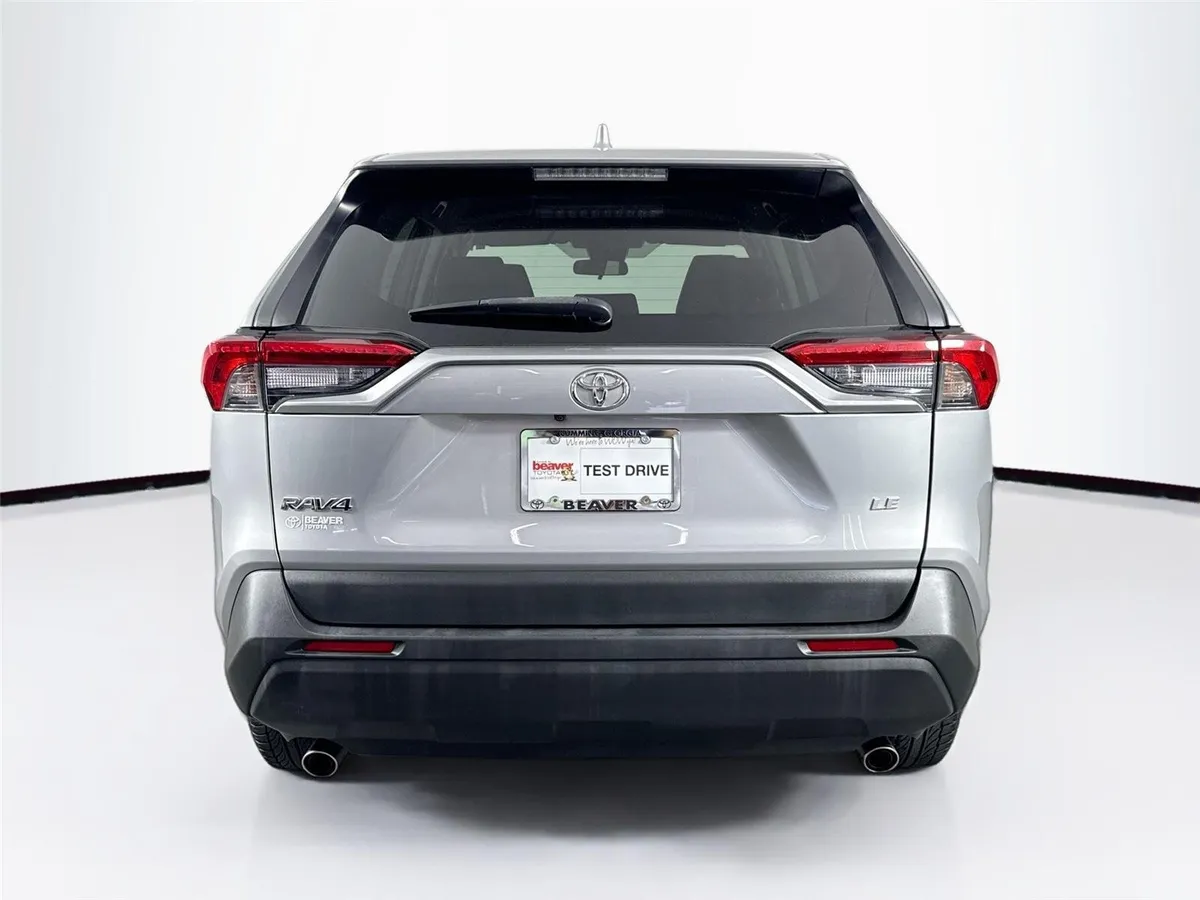 2022 Toyota RAV4 LE thumbnail 11
